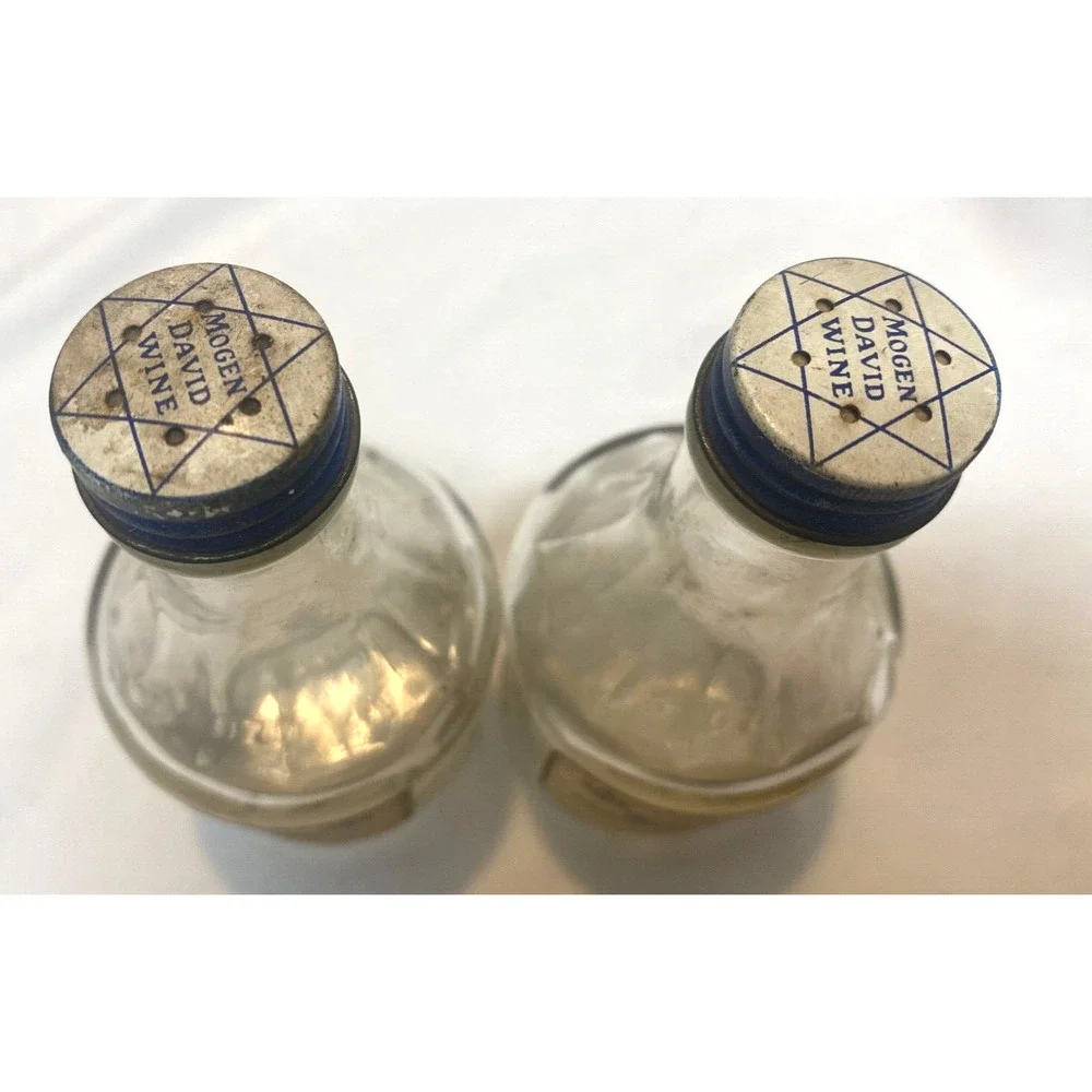 Vtg Mogen David Rose 4 Oz Wine Bottle W/ Label And shaker Cap MD C1960s S&P